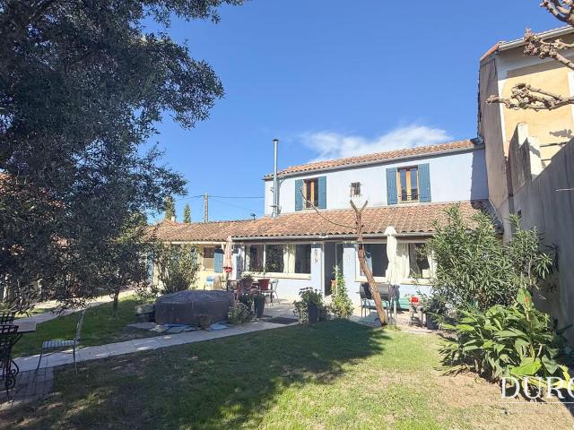 Maison familiale avec jardin arboré et dépendance 4 chambres. 179m² Orange