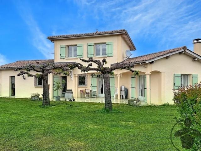Maison familiale avec jardin arboré et nombreux espaces annexes