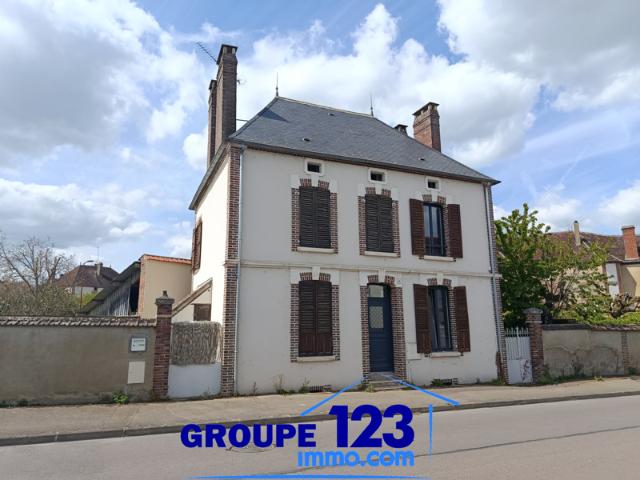 Maison familiale avec jardin dans Aillant