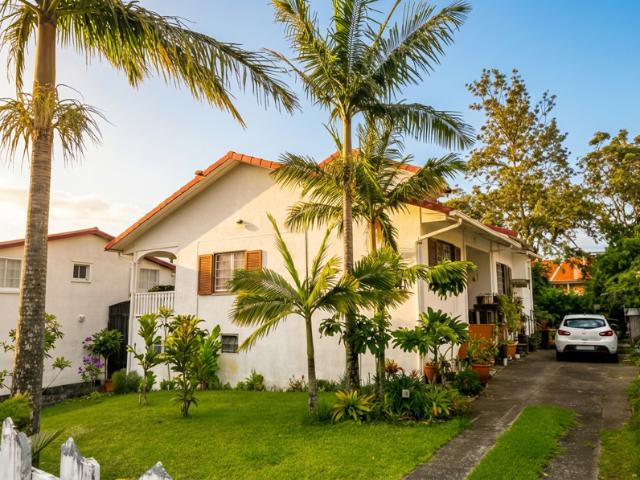 Maison familiale avec jardin et cuisine extérieure