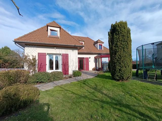 Maison familiale avec jardin et piscine