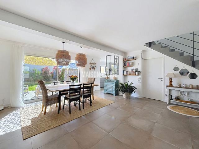 Maison familiale avec jardin, panneaux solaires et vie de plain pied