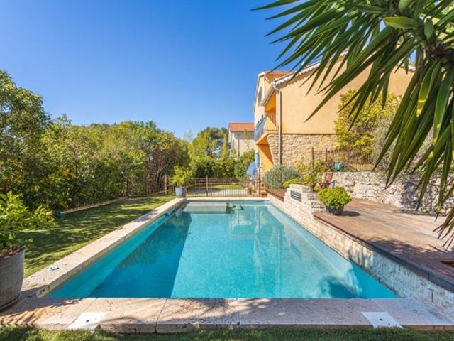 Maison familiale avec jardin, piscine et vues