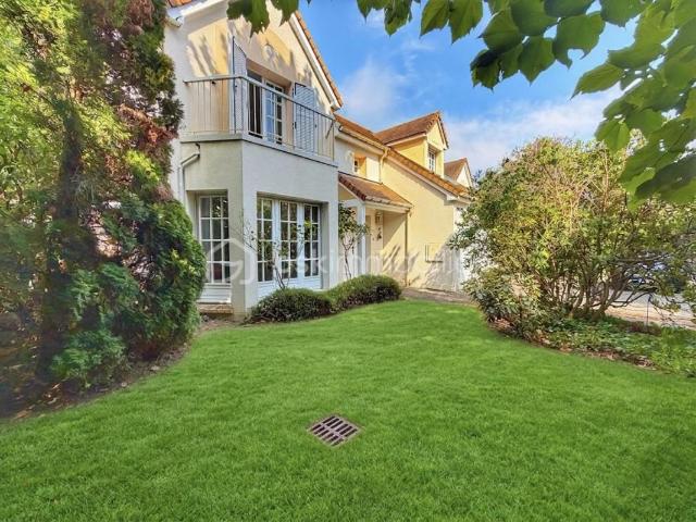 Maison familiale avec jardin, terrasse et beaux volumes quartier Fourqueux
