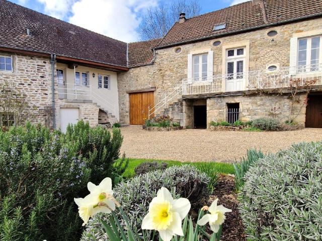 Maison familiale avec maison d'amis, piscine chauffée et cave à vin