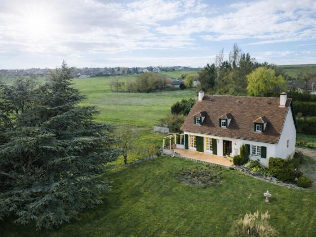 Maison familiale avec sous sol complet 4 chambres combles aménageables terrain 2 100 m²