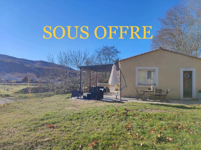 Maison familiale avec sous sol, cabanon et panneaux solaires