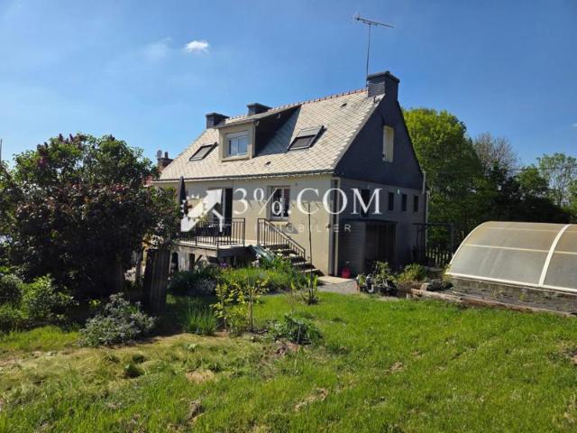 Maison familiale avec serre bioclimatique et dépendance
