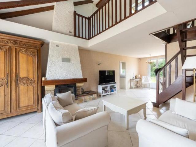 Maison familiale avec studio et jardin à Mareil
