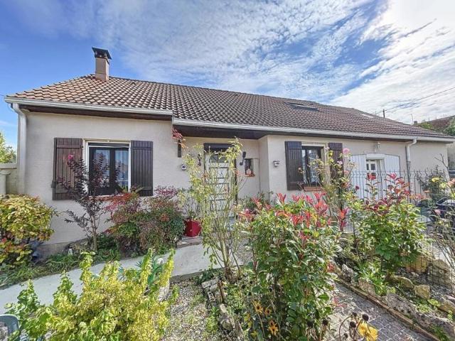 Maison familiale avec studio indépendant et jardin arboré