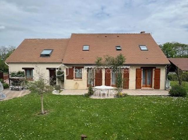 Maison familiale avec studio indépendant et double garage — Gisors