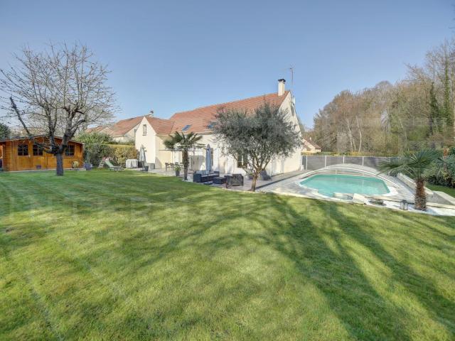 MAISON FAMILIALE AVEC PISCINE