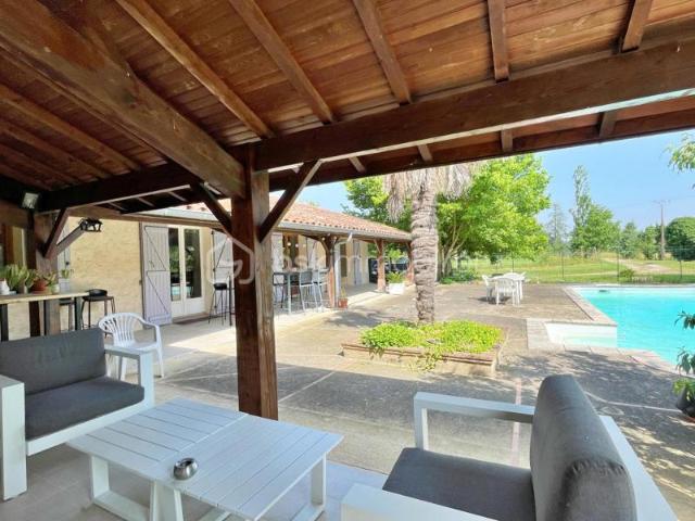 MAISON FAMILIALE AVEC PISCINE