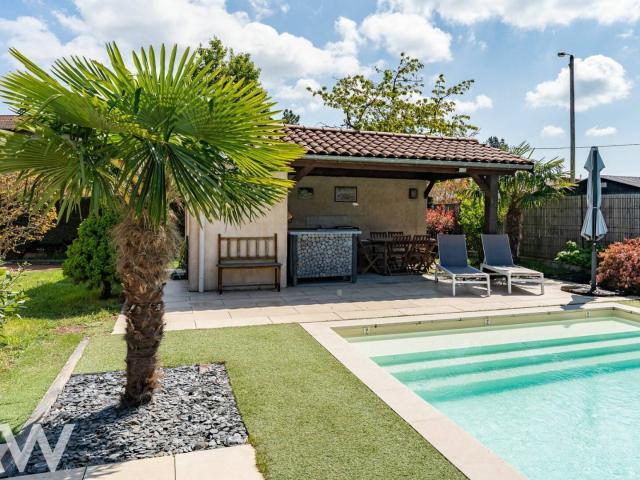 Maison familiale avec piscine, à deux pas du centre du village