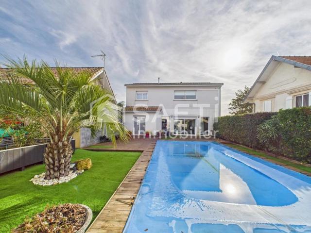 Maison contemporaine avec piscine, studio indépendant et garage