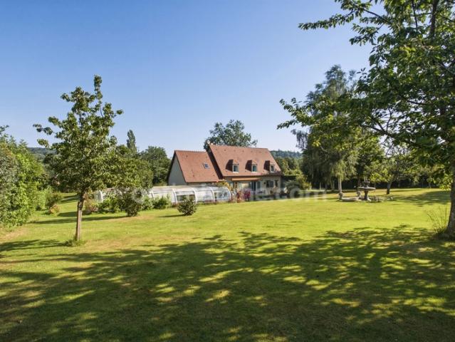 Maison familiale avec piscine à 5 minutes de Pont l'Évêque – 225 m² – 5/6 chambres – Terrain de 4 000 m² Garage et parking