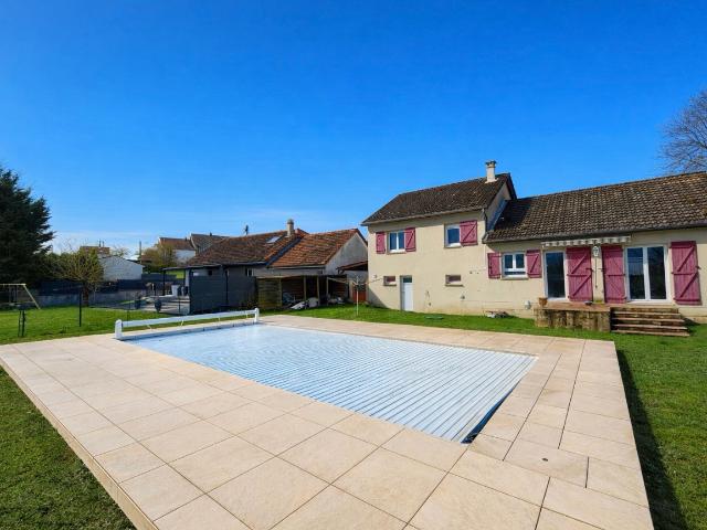 Maison familiale avec piscine chauffée 5 chambres Terrain 19,13 ares BEUX