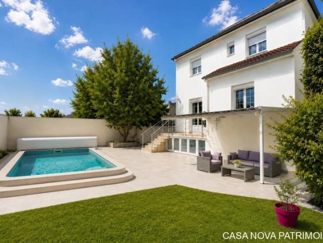 MAISON FAMILIALE AVEC PISCINE CHAUFFEE