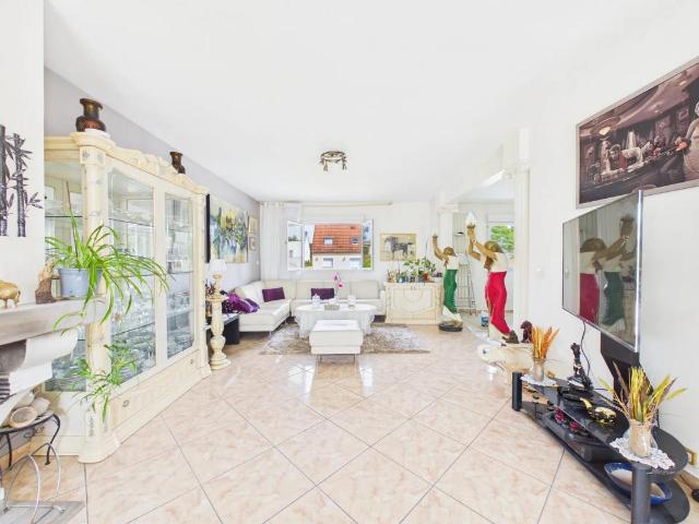 Maison familiale avec piscine couverte et grands volumes à Montf