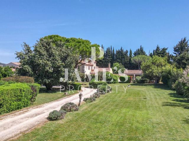 Maison familiale avec piscine et terrain constructible Fon. 300m² Fontvieille