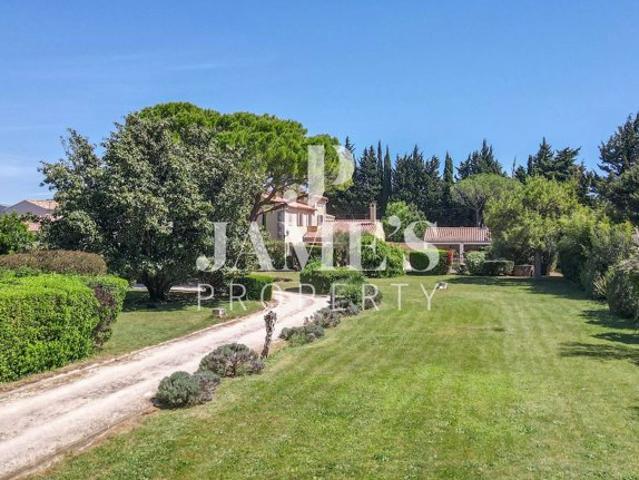 Maison familiale avec piscine et terrain constructible Fontvieille