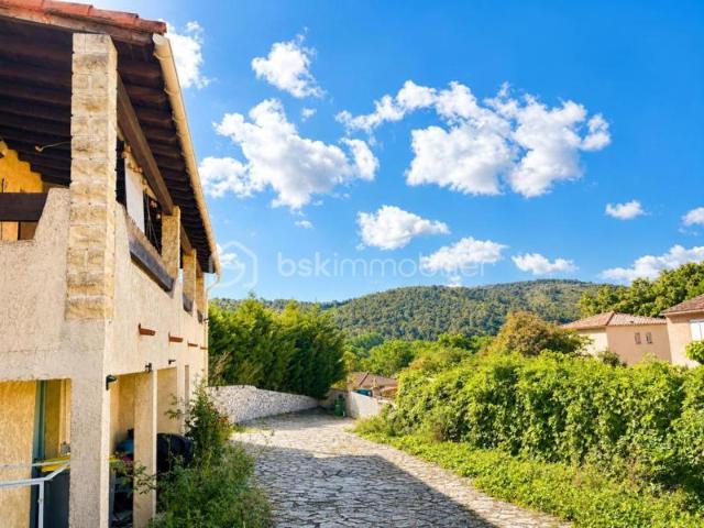 Maison familiale avec piscine et dépendance sur 1000m2 de terrain