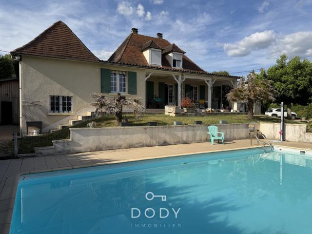Maison familiale avec piscine et dépendances