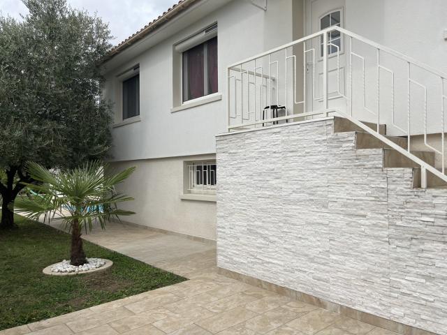 Maison familiale avec piscine et garage