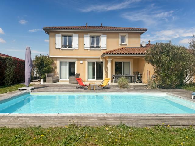Maison familiale avec piscine et grand garage Parcieux