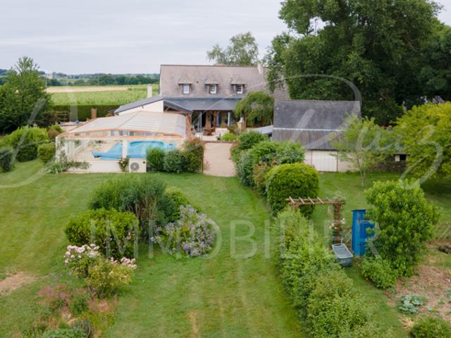 Maison familiale avec piscine et jardin paysagé