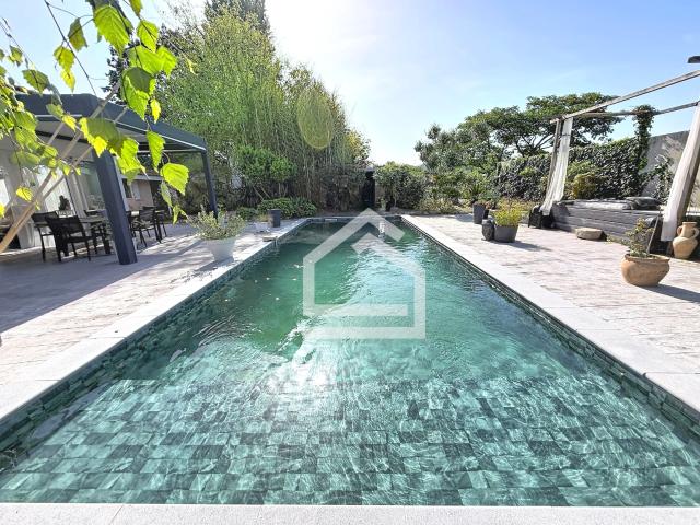 Maison familiale avec piscine et jardin paysager