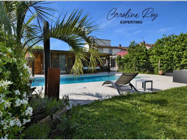 Maison familiale avec piscine et studio Environnement priv