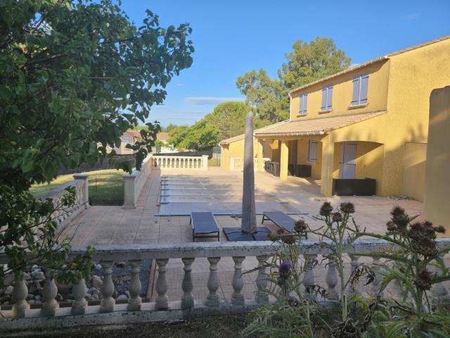 Maison familiale avec piscine,forage, chambre de plain pied et terrain de 1 600 m² à Saint Hilaire de Brethmas