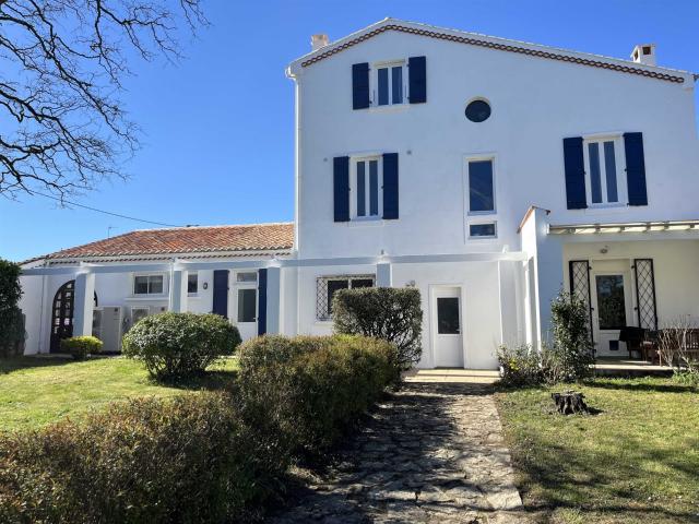 Maison Familiale Avec Piscine Garage Terrain Clos 233m² Roumazières Loubert