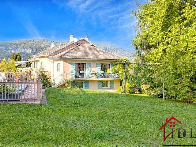 Maison familiale avec piscine, grand terrain et appartement indépendant Rare à Dortan