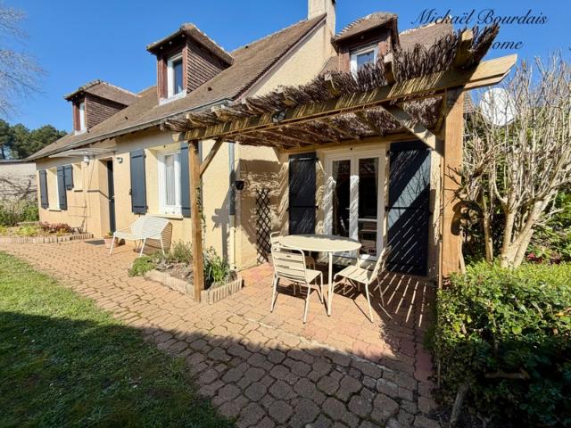 Maison familiale avec piscine, parc arboré, plan d’eau et dépendances – Saint Jean de la Motte