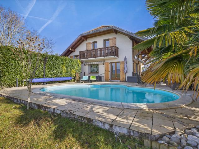 Maison familiale avec piscine Située entre Annecy et Aix les Bains