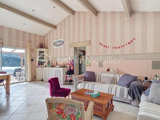 Maison familiale avec piscine sur terrain de 1 530 m²