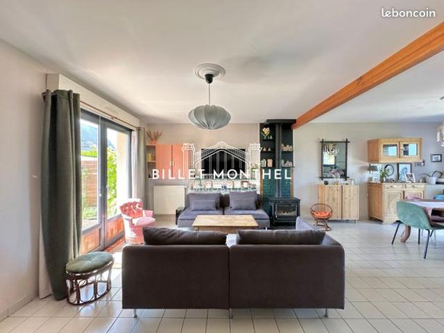 Maison familiale avec quatre chambres, terrasse, garage et vue sur la Rade de Cherbourg