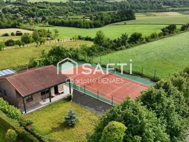 Maison familiale avec terrain de tennis