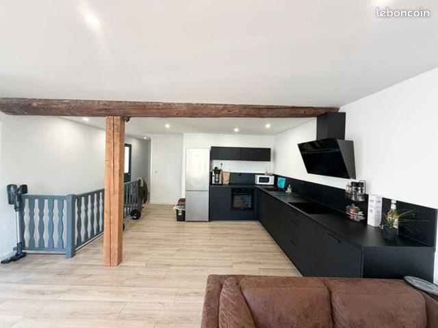 Maison familiale avec terrasse, deux garages et combles aménageables