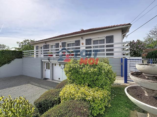 Maison familiale avec terrasses, jardin arboré et beaux volu