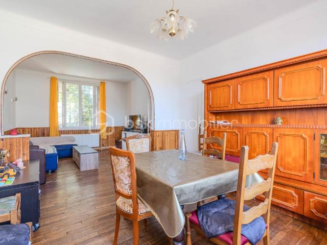 Maison familiale avec tjardin et terrasses