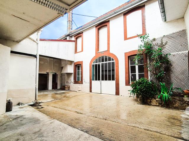 Maison familiale avec volumes, cour, dépendance et caves à Damery