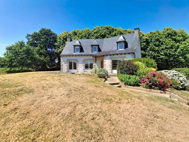 Maison familiale avec vie de plain pied Cinq chambres + bureau Sous sol complet et vaste terrain à SAINT DONAN