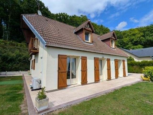 Maison familiale avec vue dégagée et sous sol complet