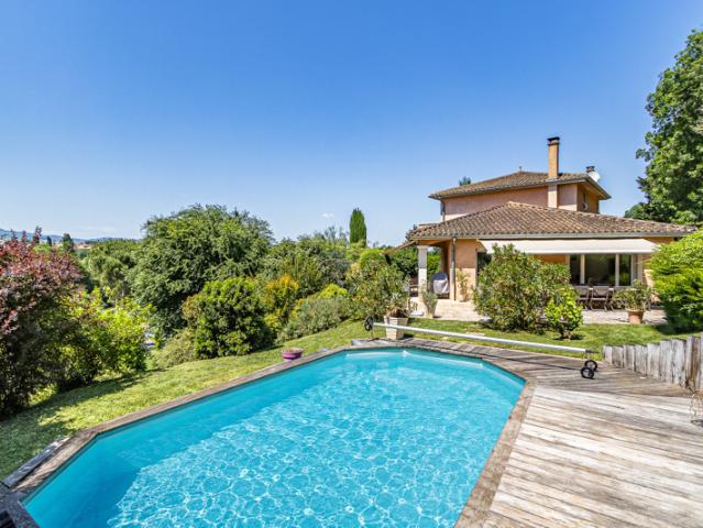Maison familiale avec vue dégagée, piscine et grand terrain