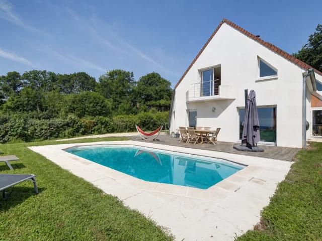 MAISON FAMILIALE AVEC VUE PANORAMIQUE ET PISCINE