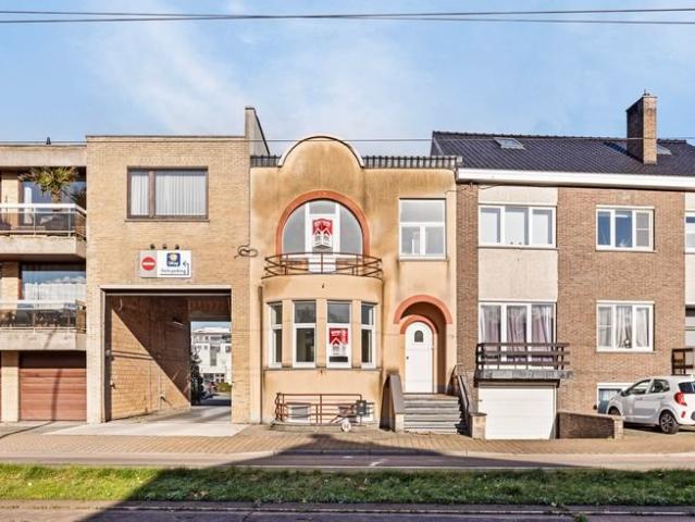 Maison familiale à rafraîchir à vendre à La Panne!