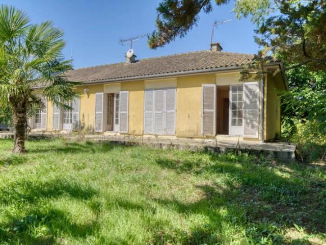 Maison familiale à rénover entièrement avec grand jardin – Amuré
